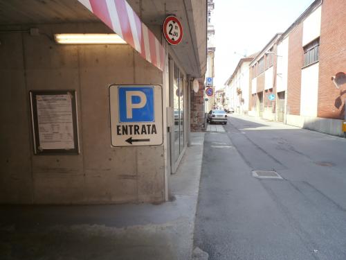 Parcheggio di via Parma chiuso da sabato per manutenzione: gli abbonati possono sostare nelle zone blu CorriereAl