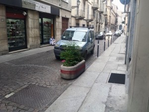 Via san giacomo con paletti sbagliati