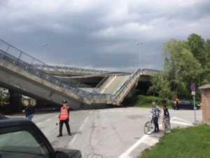 Crolla un ponte sulla tangenziale di Fossano: un paese che cade a pezzi... CorriereAl 1