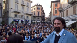 Folla in Piazzetta per Serra e Di Battista. Ecco tutti i candidati a 5 Stelle per Palazzo Rosso CorriereAl 1