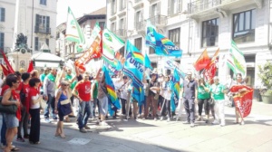 Lavoratori del turismo e ristorazione collettiva in piazzetta della Lega: "Vogliamo il rinnovo del contratto" CorriereAl