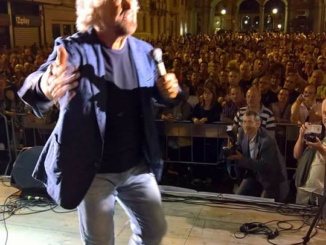 Grillo in piazza Marconi ricorda i 'mandrogni col grano' di tanti anni fa: "Ora siete sull'orlo della depressione di massa" CorriereAl