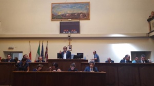 Folla e applausi al primo consiglio comunale di Palazzo Rosso: Locci eletto presidente, mentre nell'aria aleggia 'l'affaire' Aral CorriereAl 1