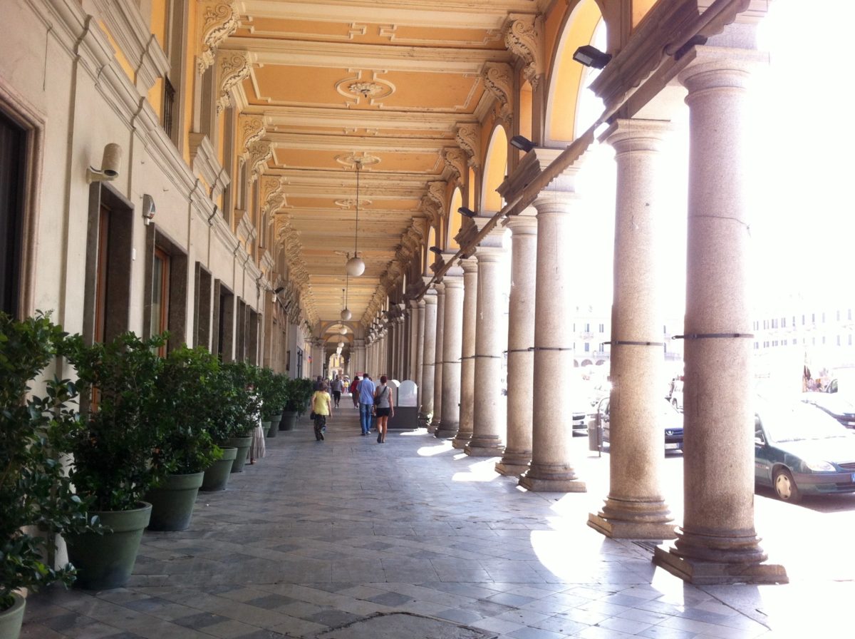 I portici di Corso Roma angolo Piazza Garibaldi, l’antica pavimentazione e la bancarella di Riccardo CorriereAl