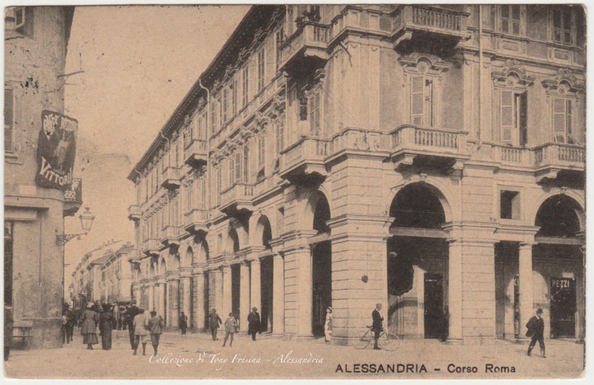 I portici di Corso Roma angolo Piazza Garibaldi, l’antica pavimentazione e la bancarella di Riccardo CorriereAl 2