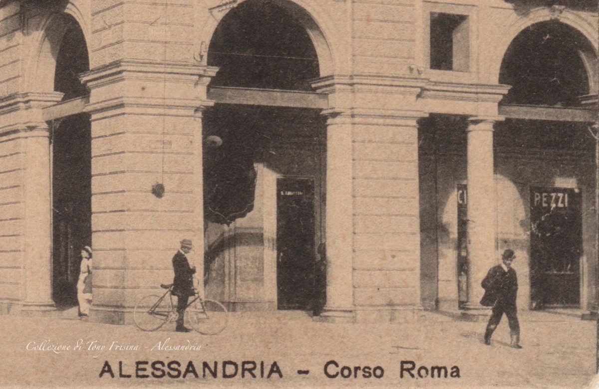 I portici di Corso Roma angolo Piazza Garibaldi, l’antica pavimentazione e la bancarella di Riccardo CorriereAl 3