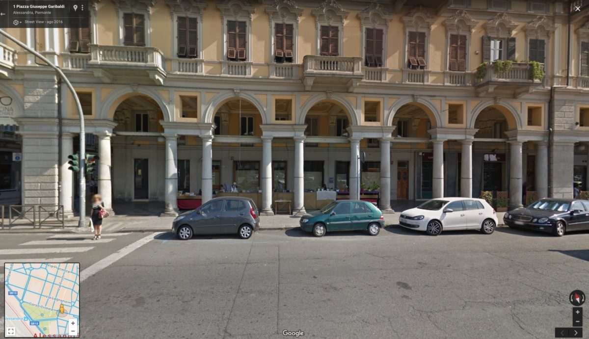 I portici di Corso Roma angolo Piazza Garibaldi, l’antica pavimentazione e la bancarella di Riccardo CorriereAl 1