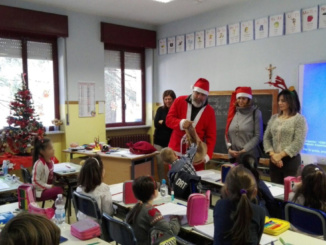 Il sindaco Bardone Babbo Natale nelle scuole di Tortona CorriereAl