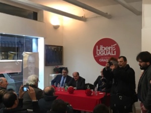 Bersani, bagno di folla a Tortona: "diamo voce ad un pezzo di paese che nessuno più ascolta" CorriereAl 1
